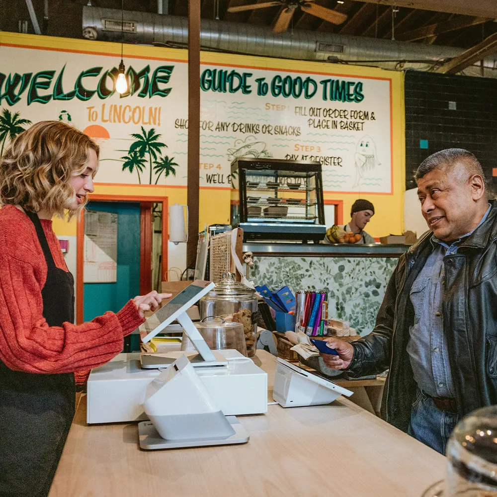 Comptoir marchand utilisant plusieurs appareils Clover, Station Duo et Mini