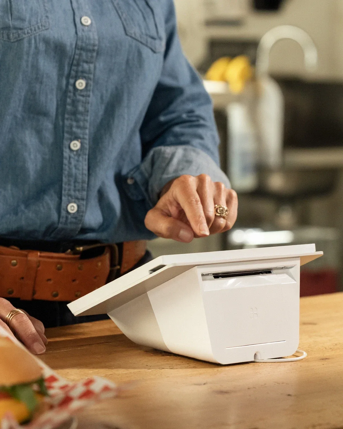Client réglant un achat avec le Clover Mini dans un café