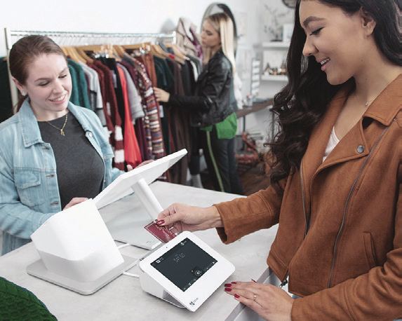 Cliente réglant un achat avec un terminal Clover en boutique