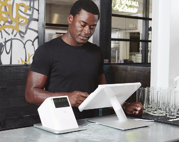 Serveur utilisant un terminal de paiement Clover dans un restaurant