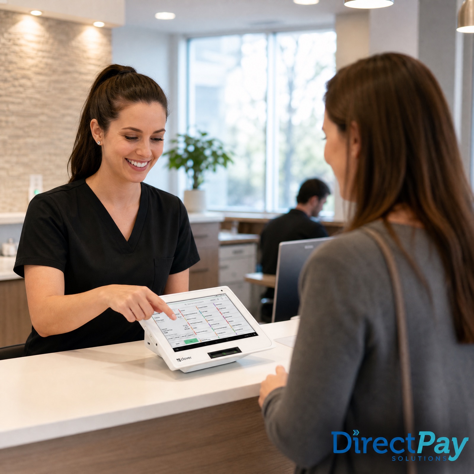 Employée de boutique traitant un paiement sans contact au comptoir